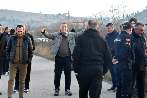 BLOG Grupa mještana Botuna i Zete protestovala protiv postrojenja;...
