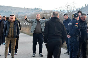 BLOG Grupa mještana Botuna i Zete protestovala protiv postrojenja;...