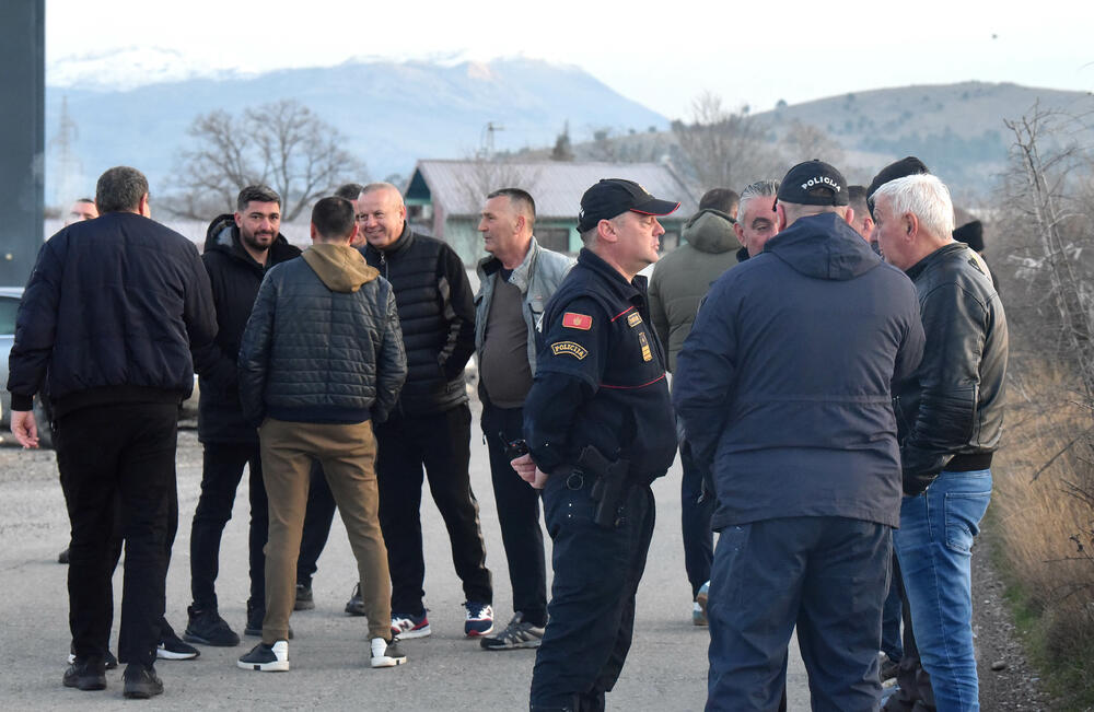 <p>Grupa mještana Botuna i Zete protestovala je danas protiv izgradnje postrojenja za prečišćavanje otpadnih voda u blizini kapije gradilišta</p>  <p>Ekipa "Vijesti" bila je na terenu od 5.30</p>  <p>Botunjanin Dimitrije Raičković najavio je da će od srijede 25. februara nastaviti da se okupljaju svakog jutra u šest sati</p>