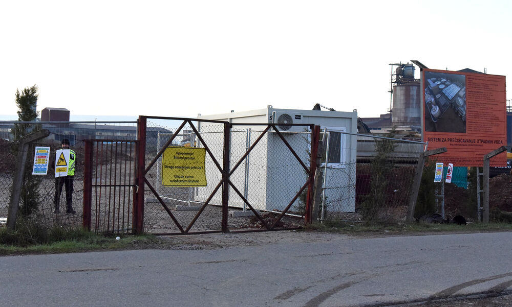 <p>Grupa mještana Botuna i Zete protestovala je danas protiv izgradnje postrojenja za prečišćavanje otpadnih voda u blizini kapije gradilišta</p>  <p>Ekipa "Vijesti" bila je na terenu od 5.30</p>  <p>Botunjanin Dimitrije Raičković najavio je da će od srijede 25. februara nastaviti da se okupljaju svakog jutra u šest sati</p>