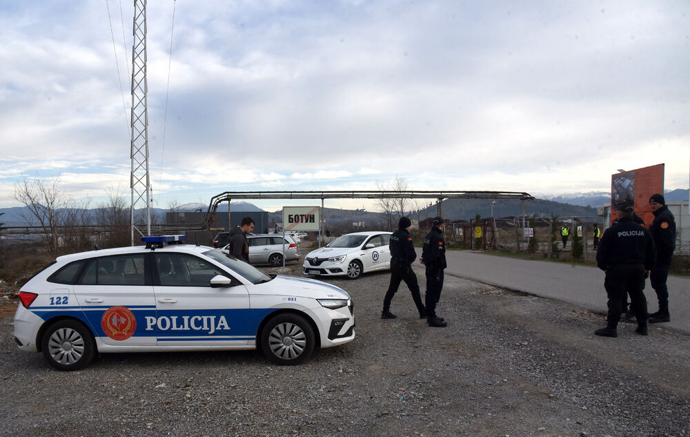 <p>Grupa mještana Botuna i Zete protestovala je danas protiv izgradnje postrojenja za prečišćavanje otpadnih voda u blizini kapije gradilišta</p>  <p>Ekipa "Vijesti" bila je na terenu od 5.30</p>  <p>Botunjanin Dimitrije Raičković najavio je da će od srijede 25. februara nastaviti da se okupljaju svakog jutra u šest sati</p>