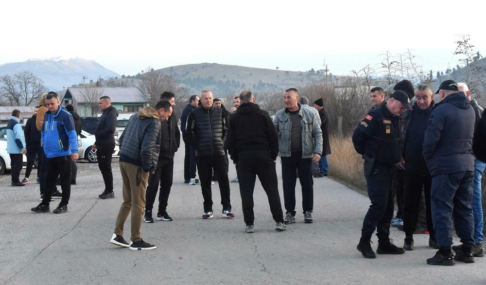 <p>Grupa mještana Botuna i Zete protestovala je danas protiv izgradnje postrojenja za prečišćavanje otpadnih voda u blizini kapije gradilišta</p>  <p>Ekipa "Vijesti" bila je na terenu od 5.30</p>  <p>Botunjanin Dimitrije Raičković najavio je da će od srijede 25. februara nastaviti da se okupljaju svakog jutra u šest sati</p>