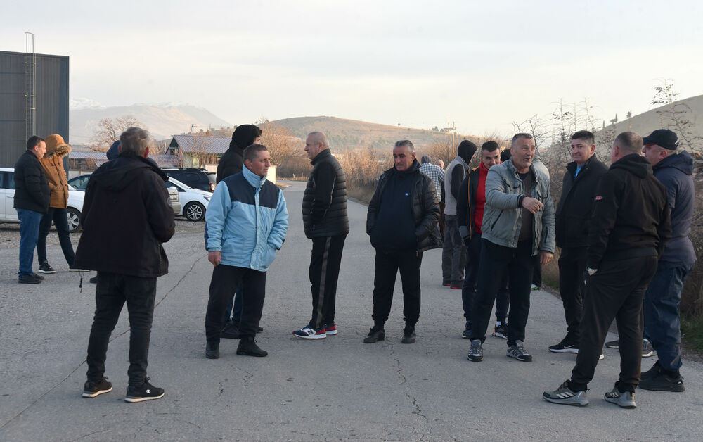 <p>Grupa mještana Botuna i Zete protestovala je danas protiv izgradnje postrojenja za prečišćavanje otpadnih voda u blizini kapije gradilišta</p>  <p>Ekipa "Vijesti" bila je na terenu od 5.30</p>  <p>Botunjanin Dimitrije Raičković najavio je da će od srijede 25. februara nastaviti da se okupljaju svakog jutra u šest sati</p>
