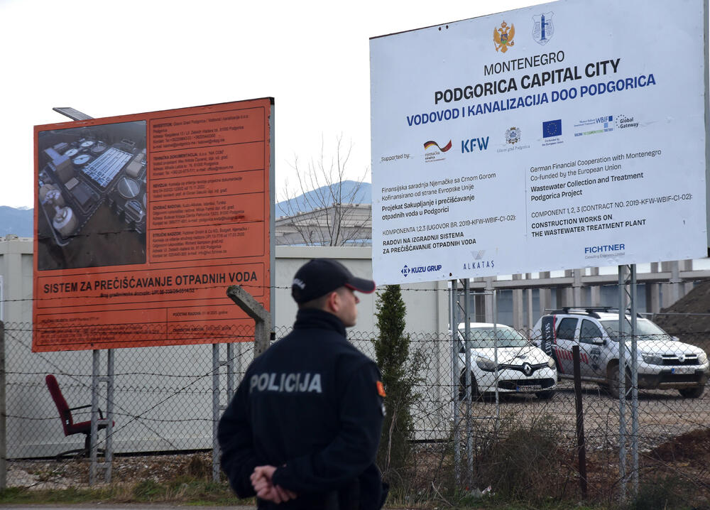 <p>Grupa mještana Botuna i Zete protestovala je danas protiv izgradnje postrojenja za prečišćavanje otpadnih voda u blizini kapije gradilišta</p>  <p>Ekipa "Vijesti" bila je na terenu od 5.30</p>  <p>Botunjanin Dimitrije Raičković najavio je da će od srijede 25. februara nastaviti da se okupljaju svakog jutra u šest sati</p>