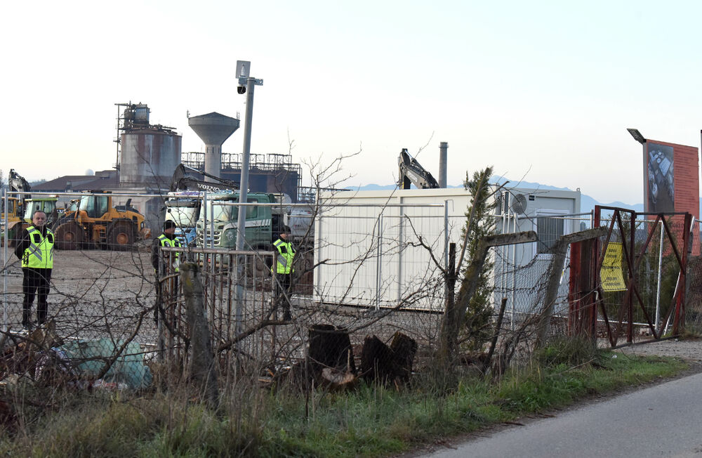 <p>Grupa mještana Botuna i Zete protestovala je danas protiv izgradnje postrojenja za prečišćavanje otpadnih voda u blizini kapije gradilišta</p>  <p>Ekipa "Vijesti" bila je na terenu od 5.30</p>  <p>Botunjanin Dimitrije Raičković najavio je da će od srijede 25. februara nastaviti da se okupljaju svakog jutra u šest sati</p>