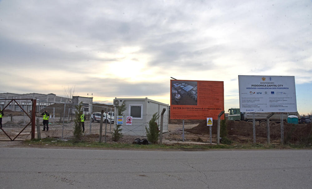 <p>Grupa mještana Botuna i Zete protestovala je danas protiv izgradnje postrojenja za prečišćavanje otpadnih voda u blizini kapije gradilišta</p>  <p>Ekipa "Vijesti" bila je na terenu od 5.30</p>  <p>Botunjanin Dimitrije Raičković najavio je da će od srijede 25. februara nastaviti da se okupljaju svakog jutra u šest sati</p>