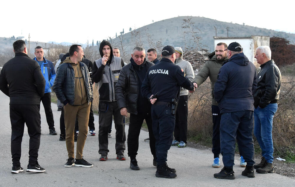 <p>Grupa mještana Botuna i Zete protestovala je danas protiv izgradnje postrojenja za prečišćavanje otpadnih voda u blizini kapije gradilišta</p>  <p>Ekipa "Vijesti" bila je na terenu od 5.30</p>  <p>Botunjanin Dimitrije Raičković najavio je da će od srijede 25. februara nastaviti da se okupljaju svakog jutra u šest sati</p>