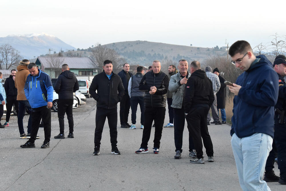 <p>Grupa mještana Botuna i Zete protestovala je danas protiv izgradnje postrojenja za prečišćavanje otpadnih voda u blizini kapije gradilišta</p>  <p>Ekipa "Vijesti" bila je na terenu od 5.30</p>  <p>Botunjanin Dimitrije Raičković najavio je da će od srijede 25. februara nastaviti da se okupljaju svakog jutra u šest sati</p>