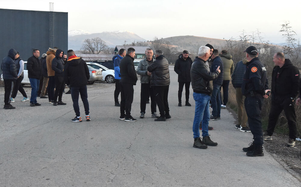 <p>Grupa mještana Botuna i Zete protestovala je danas protiv izgradnje postrojenja za prečišćavanje otpadnih voda u blizini kapije gradilišta</p>  <p>Ekipa "Vijesti" bila je na terenu od 5.30</p>  <p>Botunjanin Dimitrije Raičković najavio je da će od srijede 25. februara nastaviti da se okupljaju svakog jutra u šest sati</p>