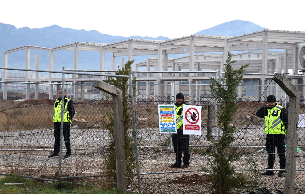 <p>Grupa mještana Botuna i Zete protestovala je danas protiv izgradnje postrojenja za prečišćavanje otpadnih voda u blizini kapije gradilišta</p>  <p>Ekipa "Vijesti" bila je na terenu od 5.30</p>  <p>Botunjanin Dimitrije Raičković najavio je da će od srijede 25. februara nastaviti da se okupljaju svakog jutra u šest sati</p>