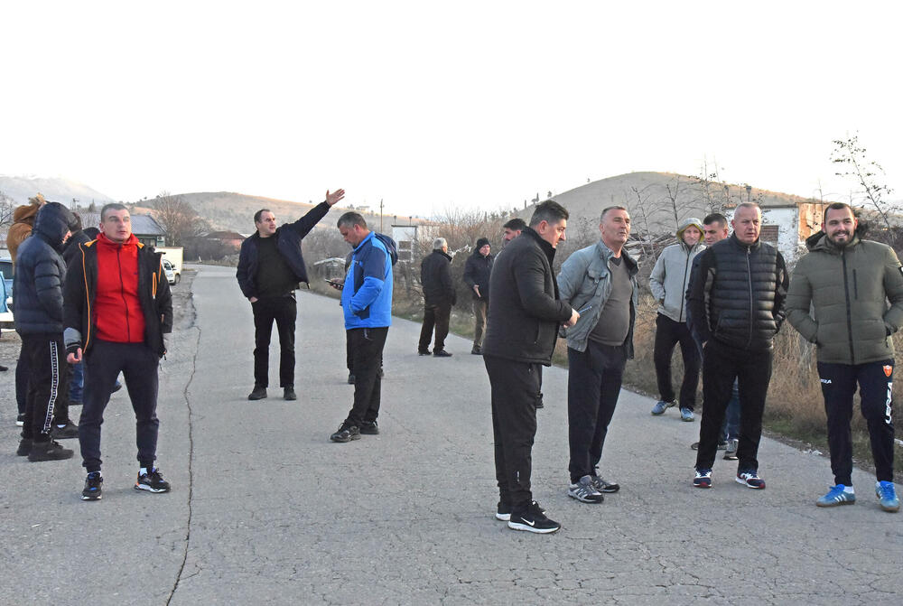 <p>Grupa mještana Botuna i Zete protestovala je danas protiv izgradnje postrojenja za prečišćavanje otpadnih voda u blizini kapije gradilišta</p>  <p>Ekipa "Vijesti" bila je na terenu od 5.30</p>  <p>Botunjanin Dimitrije Raičković najavio je da će od srijede 25. februara nastaviti da se okupljaju svakog jutra u šest sati</p>