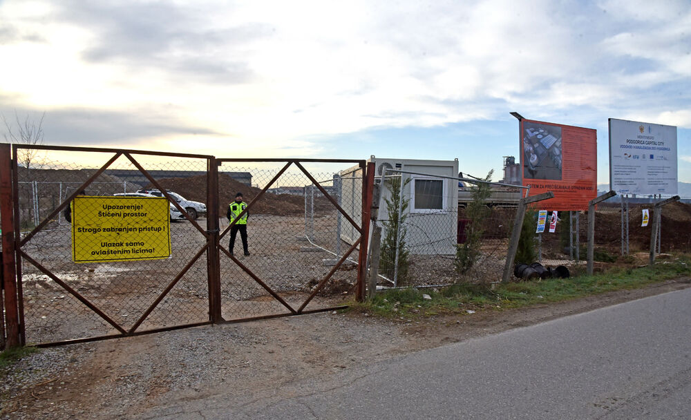 <p>Grupa mještana Botuna i Zete protestovala je danas protiv izgradnje postrojenja za prečišćavanje otpadnih voda u blizini kapije gradilišta</p>  <p>Ekipa "Vijesti" bila je na terenu od 5.30</p>  <p>Botunjanin Dimitrije Raičković najavio je da će od srijede 25. februara nastaviti da se okupljaju svakog jutra u šest sati</p>