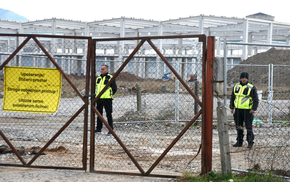 <p>Grupa mještana Botuna i Zete protestovala je danas protiv izgradnje postrojenja za prečišćavanje otpadnih voda u blizini kapije gradilišta</p>  <p>Ekipa "Vijesti" bila je na terenu od 5.30</p>  <p>Botunjanin Dimitrije Raičković najavio je da će od srijede 25. februara nastaviti da se okupljaju svakog jutra u šest sati</p>