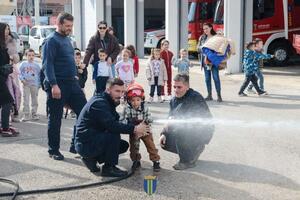 Opština Bar: Vatrogasci ugostili predškolce i učili ih važnosti...