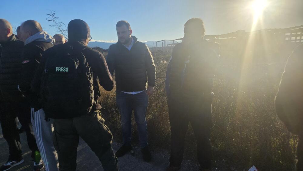 <p>Mještani Botunau i jutros su blokirali saobraćajnicu uz gradilište budućeg postrojenja za prečišćavanje otpadnih voda</p>  <p>Mještanin Botuna Dimitrije Raičković najavio je za večeras zbor građana Botuna, na kojem će se dogovoriti o mogućoj radikalizaciji protesta</p>