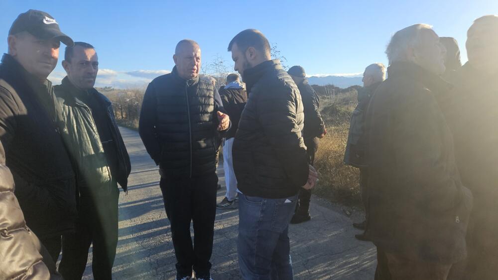 <p>Mještani Botuna i jutros su blokirali saobraćajnicu uz gradilište budućeg postrojenja za prečišćavanje otpadnih voda</p>  <p>Mještanin Botuna Dimitrije Raičković najavio je za večeras zbor građana Botuna, na kojem će se dogovoriti o mogućoj radikalizaciji protesta</p>