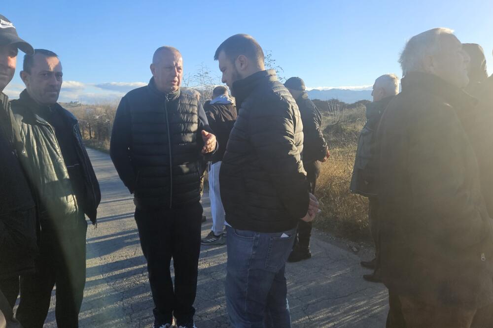 Asanović sa mještanima Botuna, Foto: Tina Popović