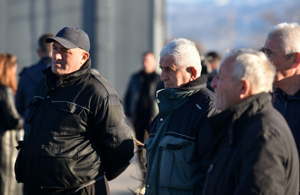 <p>Mještani Botuna i jutros su blokirali saobraćajnicu uz gradilište budućeg postrojenja za prečišćavanje otpadnih voda</p>  <p>Mještanin Botuna Dimitrije Raičković najavio je za večeras zbor građana Botuna, na kojem će se dogovoriti o mogućoj radikalizaciji protesta</p>