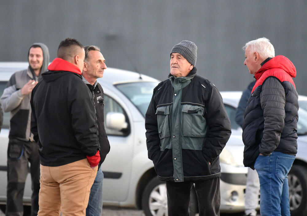 <p>Mještani Botuna i jutros su blokirali saobraćajnicu uz gradilište budućeg postrojenja za prečišćavanje otpadnih voda</p>  <p>Mještanin Botuna Dimitrije Raičković najavio je za večeras zbor građana Botuna, na kojem će se dogovoriti o mogućoj radikalizaciji protesta</p>