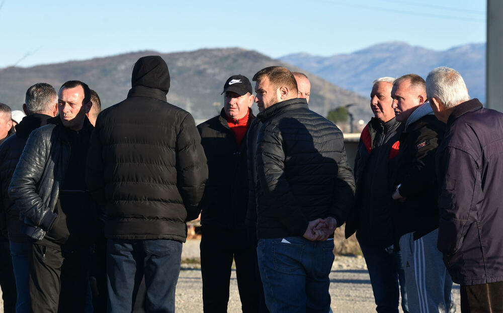 <p>Mještani Botuna i jutros su blokirali saobraćajnicu uz gradilište budućeg postrojenja za prečišćavanje otpadnih voda</p>  <p>Mještanin Botuna Dimitrije Raičković najavio je za večeras zbor građana Botuna, na kojem će se dogovoriti o mogućoj radikalizaciji protesta</p>