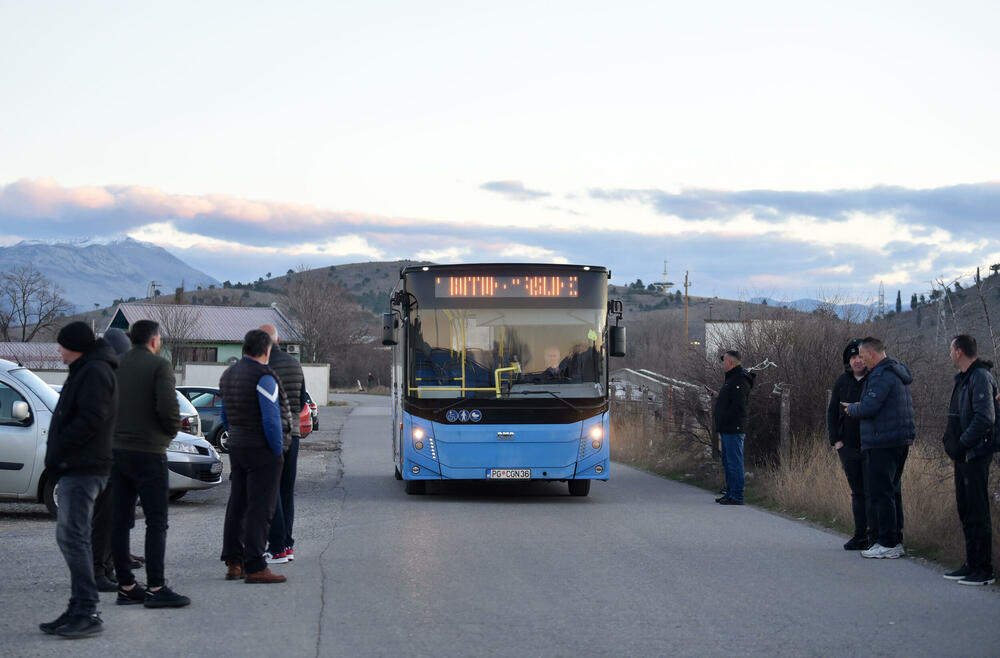 <p>Mještani Botuna i jutros su blokirali saobraćajnicu uz gradilište budućeg postrojenja za prečišćavanje otpadnih voda</p>  <p>Mještanin Botuna Dimitrije Raičković najavio je za večeras zbor građana Botuna, na kojem će se dogovoriti o mogućoj radikalizaciji protesta</p>
