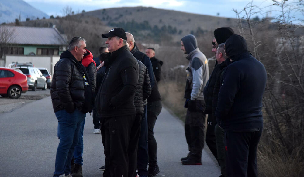 <p>Mještani Botuna i jutros su blokirali saobraćajnicu uz gradilište budućeg postrojenja za prečišćavanje otpadnih voda</p>  <p>Mještanin Botuna Dimitrije Raičković najavio je za večeras zbor građana Botuna, na kojem će se dogovoriti o mogućoj radikalizaciji protesta</p>