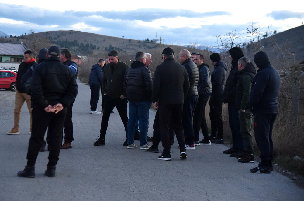 <p>Mještani Botuna i jutros su blokirali saobraćajnicu uz gradilište budućeg postrojenja za prečišćavanje otpadnih voda</p>  <p>Mještanin Botuna Dimitrije Raičković najavio je za večeras zbor građana Botuna, na kojem će se dogovoriti o mogućoj radikalizaciji protesta</p>