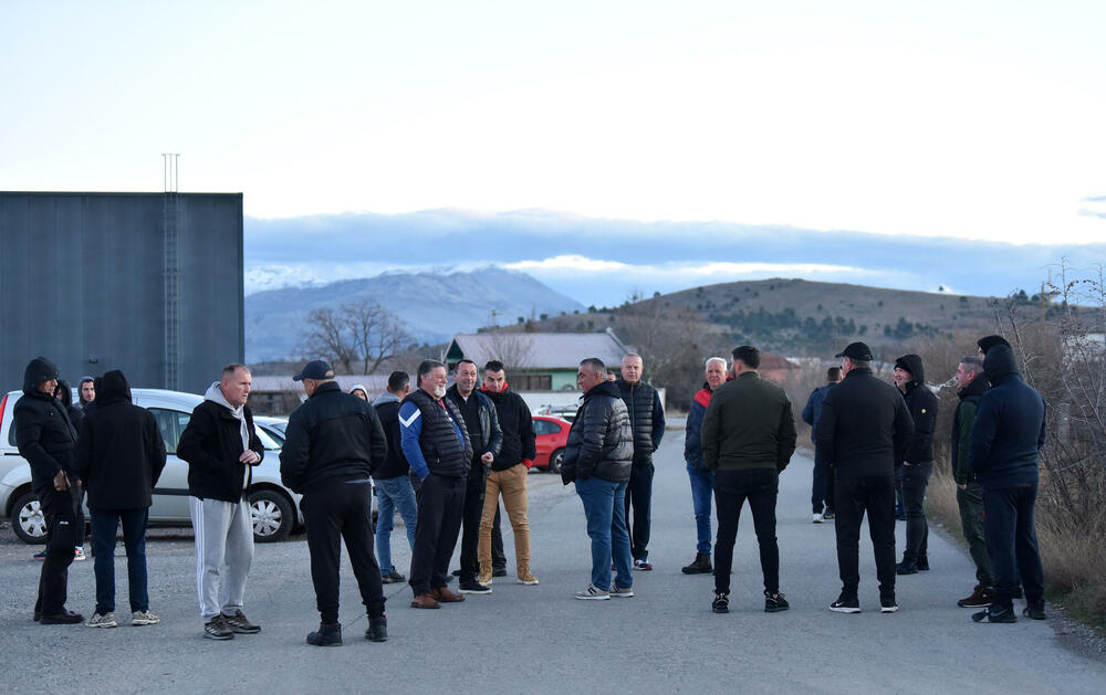 <p>Mještani Botuna i jutros su blokirali saobraćajnicu uz gradilište budućeg postrojenja za prečišćavanje otpadnih voda</p>  <p>Mještanin Botuna Dimitrije Raičković najavio je za večeras zbor građana Botuna, na kojem će se dogovoriti o mogućoj radikalizaciji protesta</p>