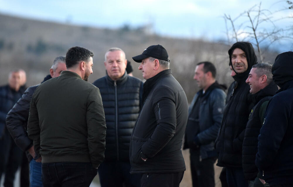 <p>Mještani Botuna i jutros su blokirali saobraćajnicu uz gradilište budućeg postrojenja za prečišćavanje otpadnih voda</p>  <p>Mještanin Botuna Dimitrije Raičković najavio je za večeras zbor građana Botuna, na kojem će se dogovoriti o mogućoj radikalizaciji protesta</p>