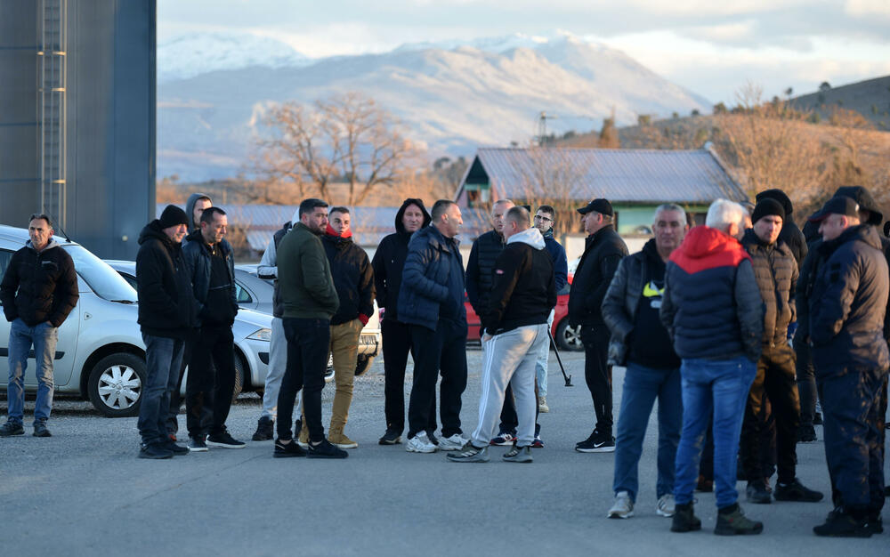 <p>Mještani Botuna i jutros su blokirali saobraćajnicu uz gradilište budućeg postrojenja za prečišćavanje otpadnih voda</p>  <p>Mještanin Botuna Dimitrije Raičković najavio je za večeras zbor građana Botuna, na kojem će se dogovoriti o mogućoj radikalizaciji protesta</p>