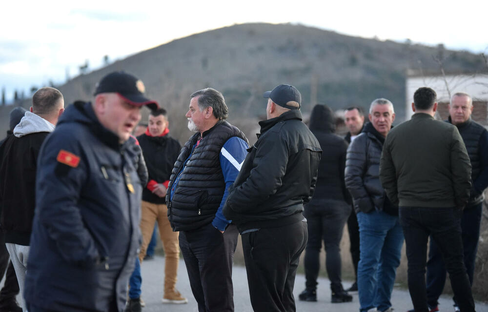 <p>Mještani Botuna i jutros su blokirali saobraćajnicu uz gradilište budućeg postrojenja za prečišćavanje otpadnih voda</p>  <p>Mještanin Botuna Dimitrije Raičković najavio je za večeras zbor građana Botuna, na kojem će se dogovoriti o mogućoj radikalizaciji protesta</p>