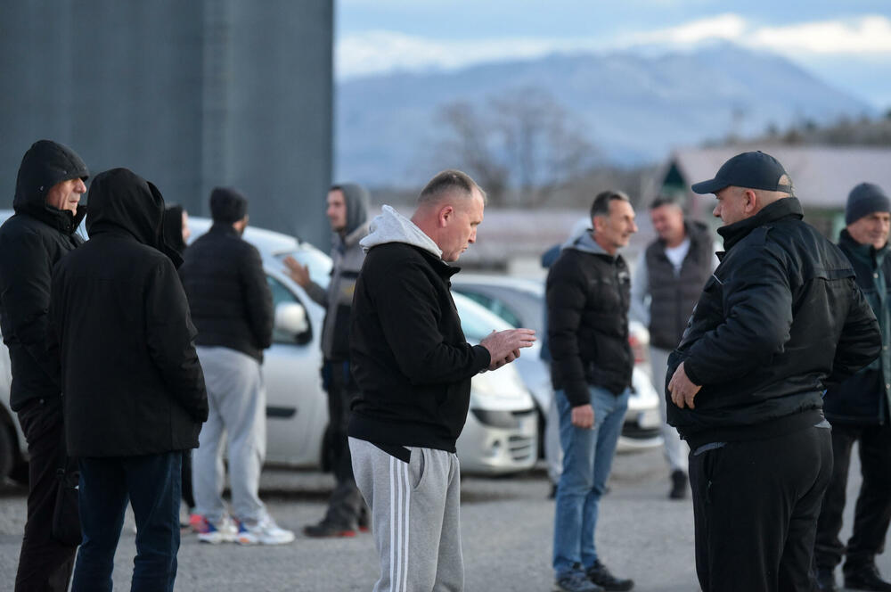 <p>Mještani Botuna i jutros su blokirali saobraćajnicu uz gradilište budućeg postrojenja za prečišćavanje otpadnih voda</p>  <p>Mještanin Botuna Dimitrije Raičković najavio je za večeras zbor građana Botuna, na kojem će se dogovoriti o mogućoj radikalizaciji protesta</p>
