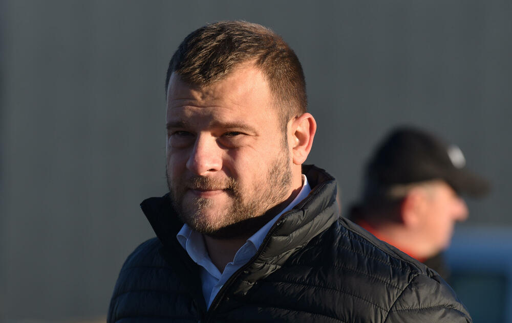 <p>Mještani Botuna i jutros su blokirali saobraćajnicu uz gradilište budućeg postrojenja za prečišćavanje otpadnih voda</p>  <p>Mještanin Botuna Dimitrije Raičković najavio je za večeras zbor građana Botuna, na kojem će se dogovoriti o mogućoj radikalizaciji protesta</p>