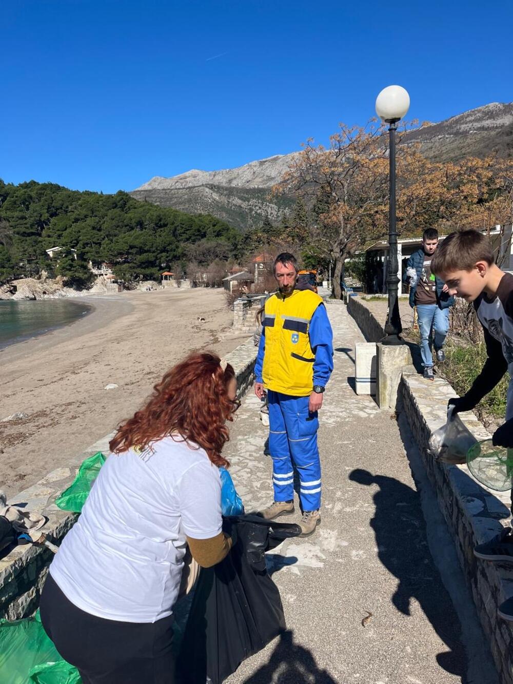 <p>"Zahvaljujemo se NVO Green Net na pozivu za učešće i nastavljamo da podržavamo inicijative koje za cilj imaju očuvanje naše obale i životne sredine, jer samo zajedno možemo napraviti trajnu i vidljivu promjenu", ističu iz Komunalnog Budva</p>