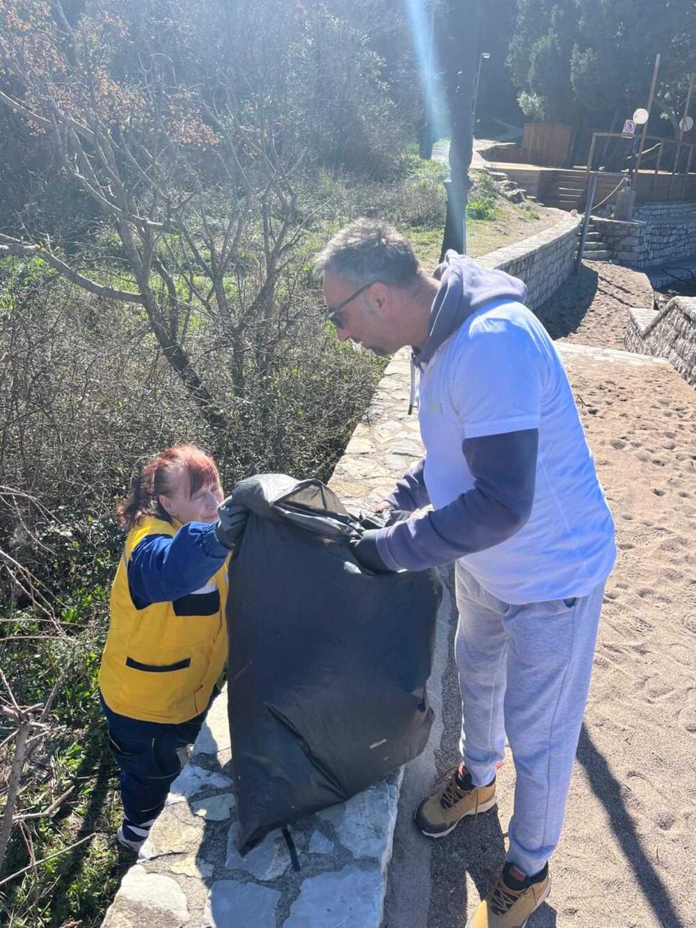 <p>"Zahvaljujemo se NVO Green Net na pozivu za učešće i nastavljamo da podržavamo inicijative koje za cilj imaju očuvanje naše obale i životne sredine, jer samo zajedno možemo napraviti trajnu i vidljivu promjenu", ističu iz Komunalnog Budva</p>