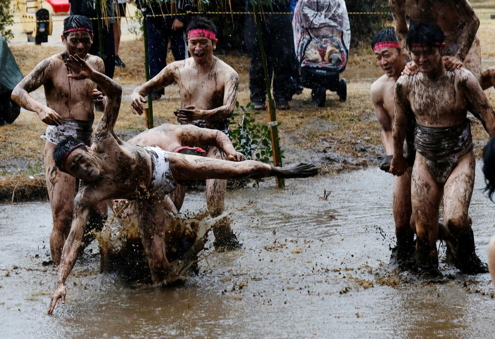 <p>Obred potiče iz vremena kada su stanovnici Varabija, sela smještenog među njivama i pirinčanim poljima, rvali se u rižinim poljima</p>