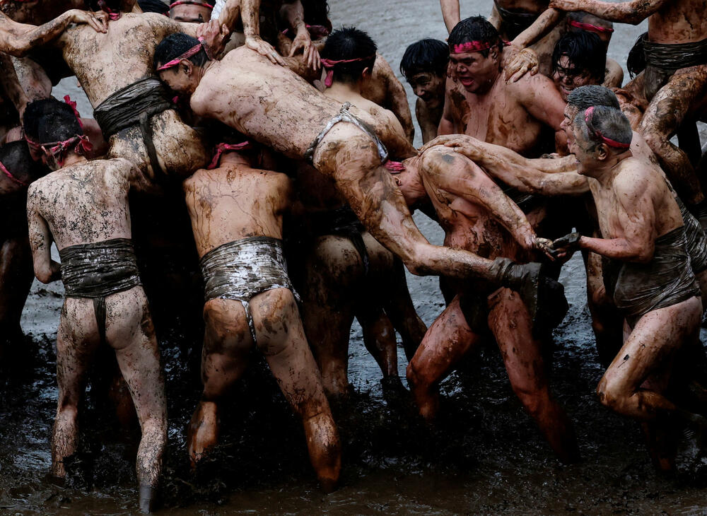 <p>Obred potiče iz vremena kada su stanovnici Varabija, sela smještenog među njivama i pirinčanim poljima, rvali se u rižinim poljima</p>