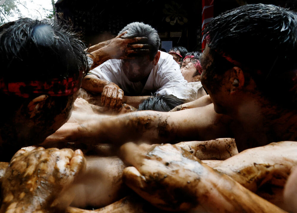 <p>Obred potiče iz vremena kada su stanovnici Varabija, sela smještenog među njivama i pirinčanim poljima, rvali se u rižinim poljima</p>