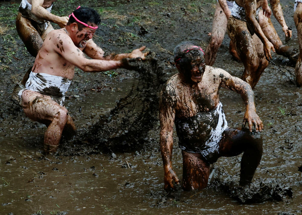<p>Obred potiče iz vremena kada su stanovnici Varabija, sela smještenog među njivama i pirinčanim poljima, rvali se u rižinim poljima</p>