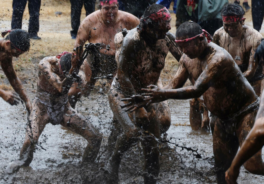 <p>Obred potiče iz vremena kada su stanovnici Varabija, sela smještenog među njivama i pirinčanim poljima, rvali se u rižinim poljima</p>