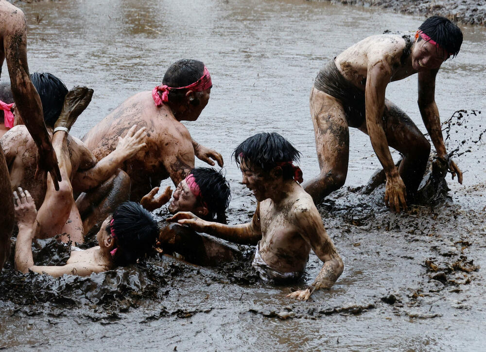 <p>Obred potiče iz vremena kada su stanovnici Varabija, sela smještenog među njivama i pirinčanim poljima, rvali se u rižinim poljima</p>