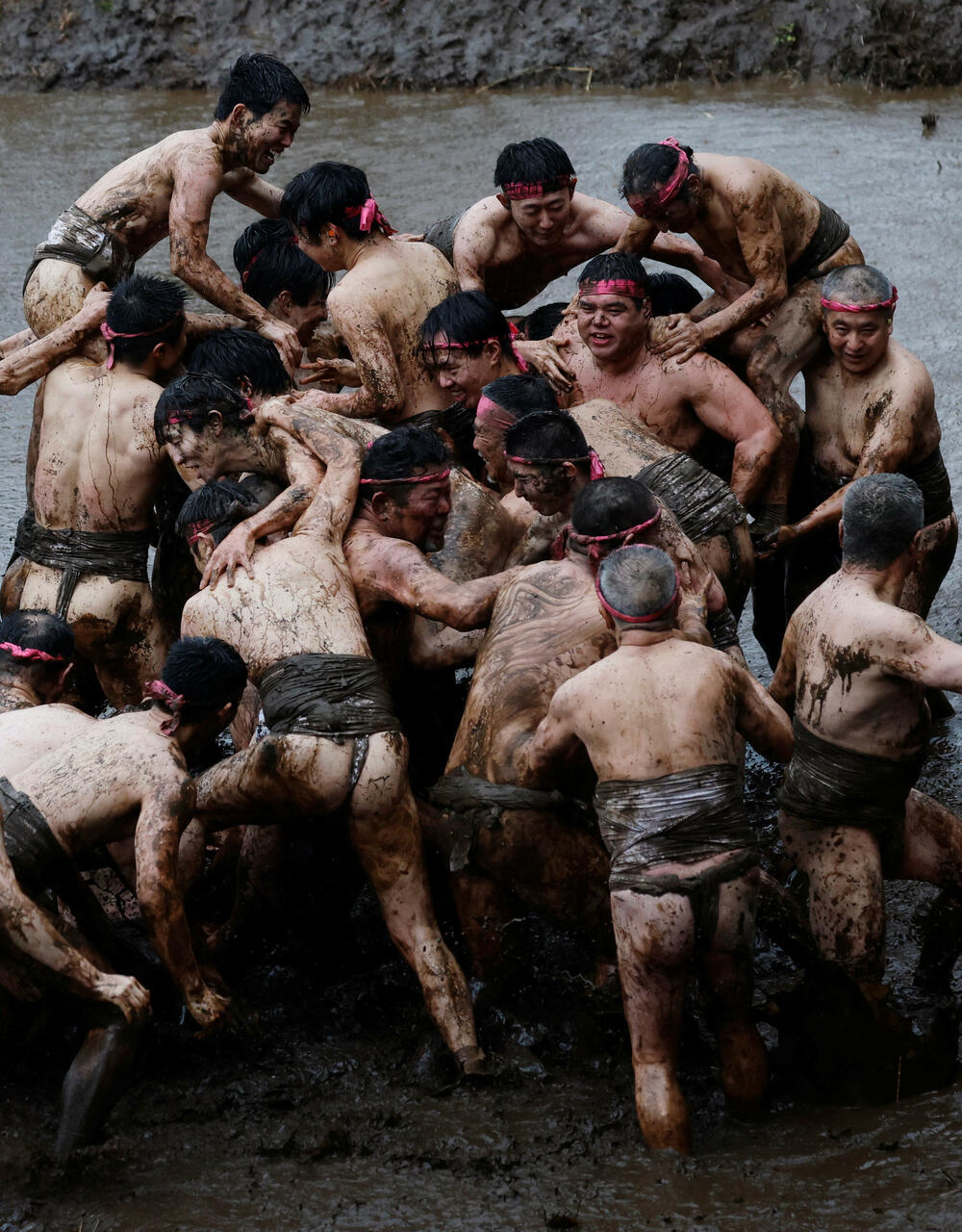 <p>Obred potiče iz vremena kada su stanovnici Varabija, sela smještenog među njivama i pirinčanim poljima, rvali se u rižinim poljima</p>