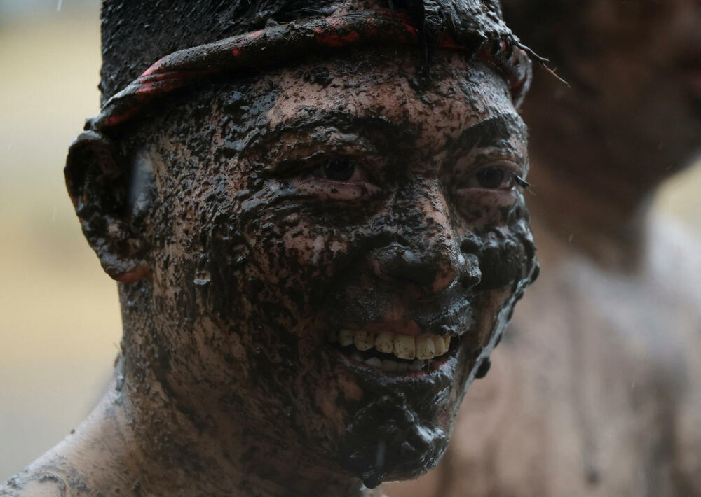 <p>Obred potiče iz vremena kada su stanovnici Varabija, sela smještenog među njivama i pirinčanim poljima, rvali se u rižinim poljima</p>