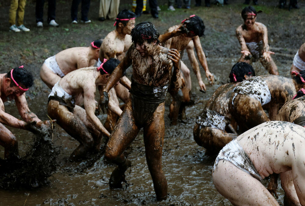 <p>Obred potiče iz vremena kada su stanovnici Varabija, sela smještenog među njivama i pirinčanim poljima, rvali se u rižinim poljima</p>