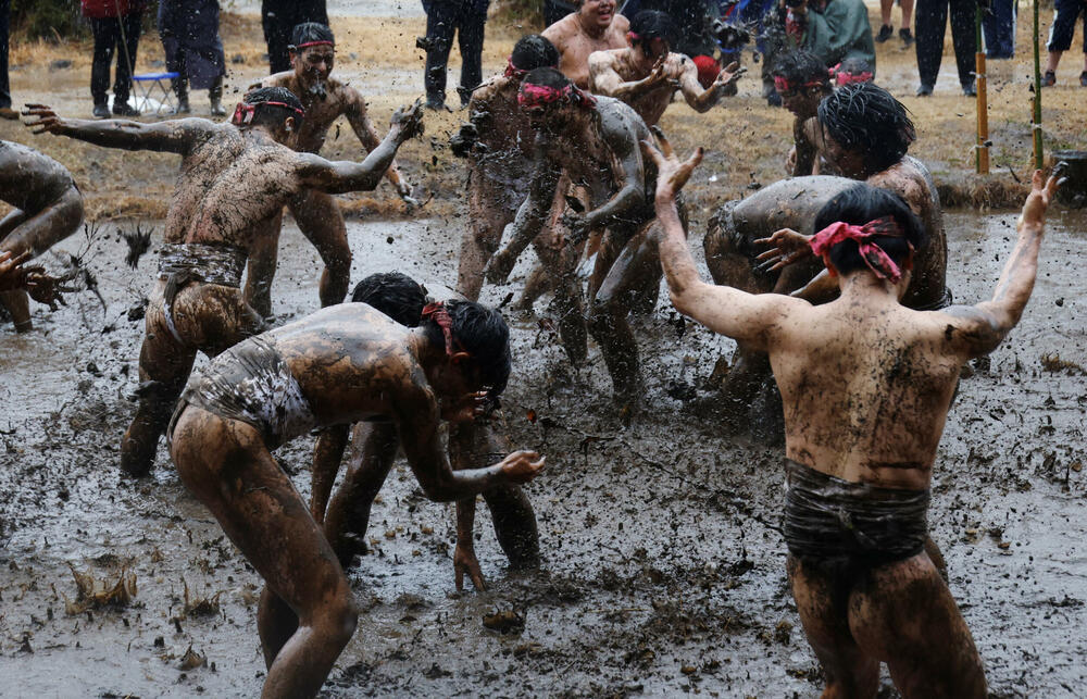 <p>Obred potiče iz vremena kada su stanovnici Varabija, sela smještenog među njivama i pirinčanim poljima, rvali se u rižinim poljima</p>