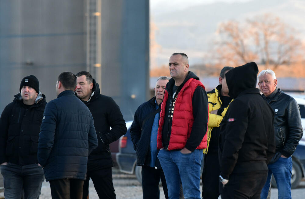 <p>Na nove, radikalnije proteste odlučili su se zbog, kako tvrde, pronalaska "opasnog otpada - knacerogenih anoda iz nekadašnjeg Kombinata aluminijuma u iskopima postrojenja"</p>