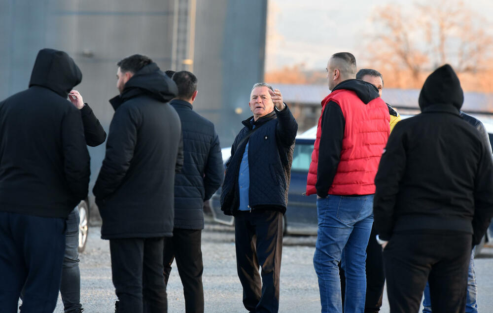 <p>Na nove, radikalnije proteste odlučili su se zbog, kako tvrde, pronalaska "opasnog otpada - knacerogenih anoda iz nekadašnjeg Kombinata aluminijuma u iskopima postrojenja"</p>