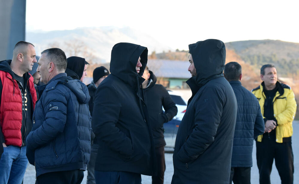 <p>Na nove, radikalnije proteste odlučili su se zbog, kako tvrde, pronalaska "opasnog otpada - knacerogenih anoda iz nekadašnjeg Kombinata aluminijuma u iskopima postrojenja"</p>