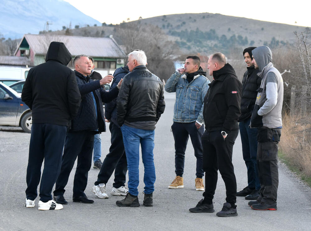 <p>Na nove, radikalnije proteste odlučili su se zbog, kako tvrde, pronalaska "opasnog otpada - knacerogenih anoda iz nekadašnjeg Kombinata aluminijuma u iskopima postrojenja"</p>