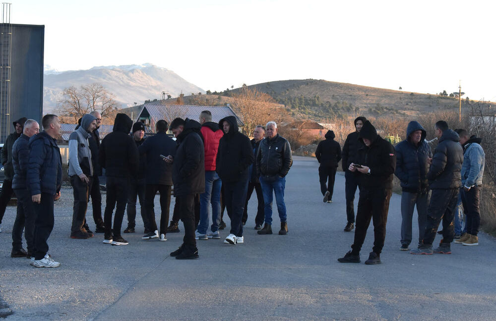 <p>Na nove, radikalnije proteste odlučili su se zbog, kako tvrde, pronalaska "opasnog otpada - knacerogenih anoda iz nekadašnjeg Kombinata aluminijuma u iskopima postrojenja"</p>